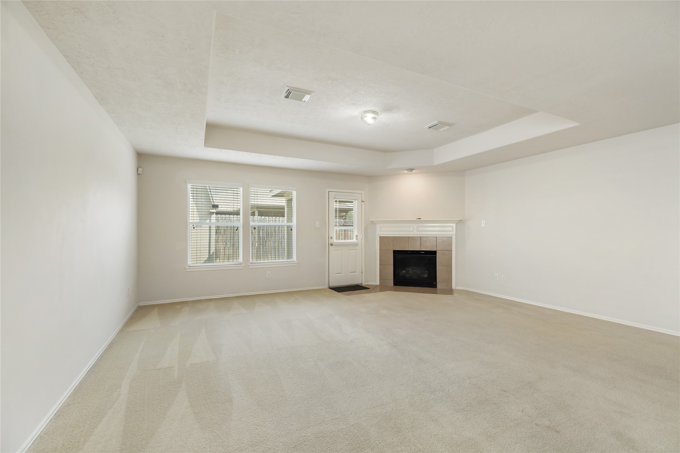 9339 Canady Park Lane Houston, TX 77075 - Photo 11 of 44 Large family/living room with ample natural lighting.