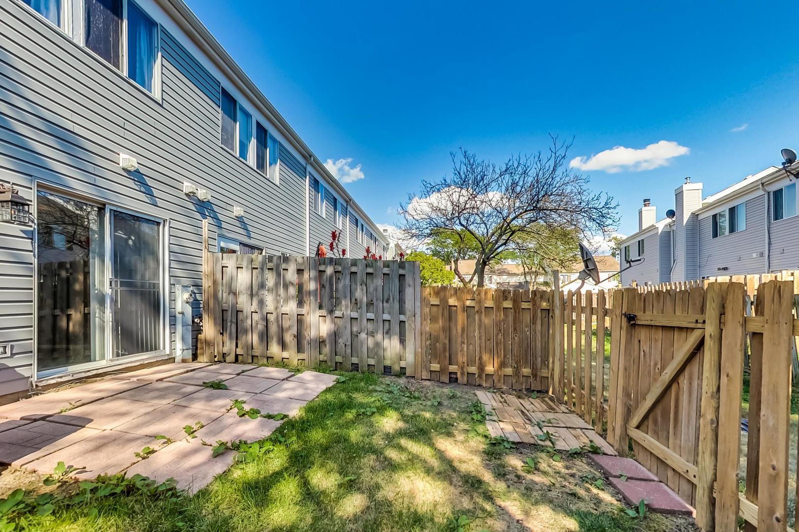 822 Minnesota Circle Carol Stream, IL 60188 - Photo 13 of 14 a view of a building
