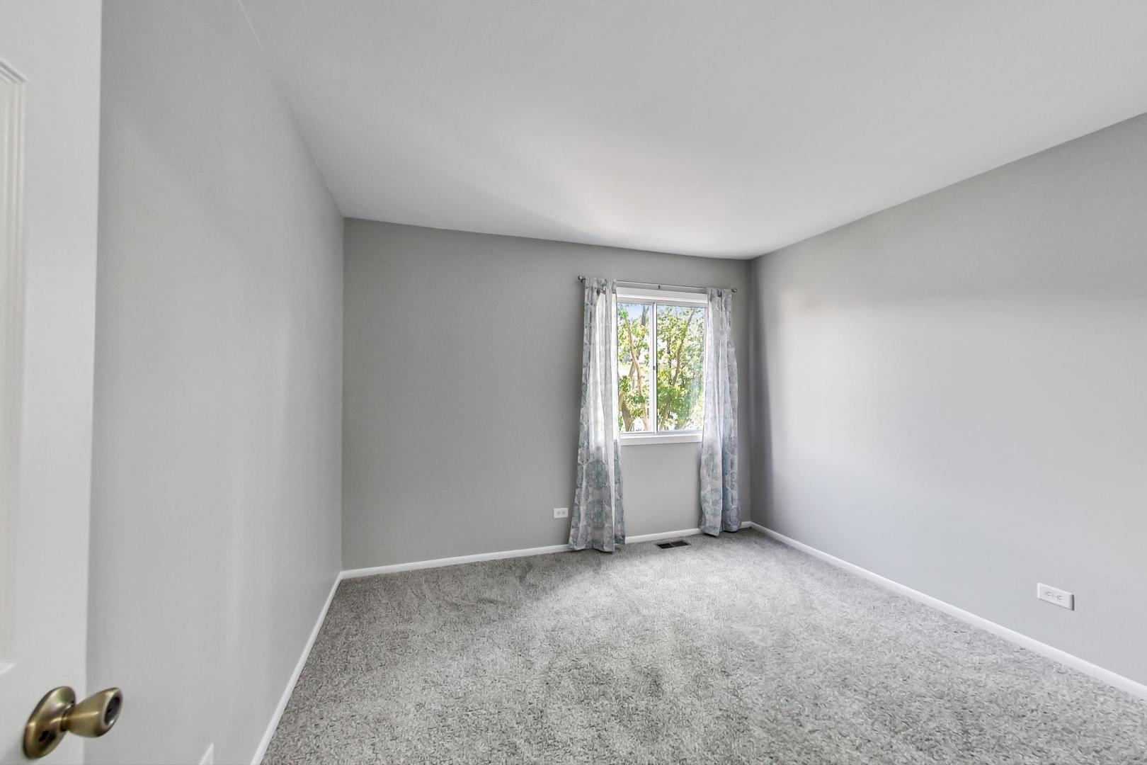 822 Minnesota Circle Carol Stream, IL 60188 - Photo 8 of 14 an empty room with windows