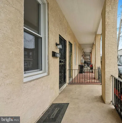 a view of livingroom with furniture