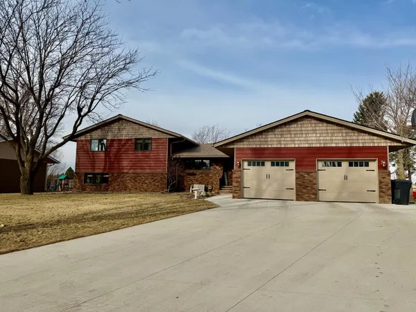 $445,000 | 1665 Oakwood Drive, Worthington, MN 56187