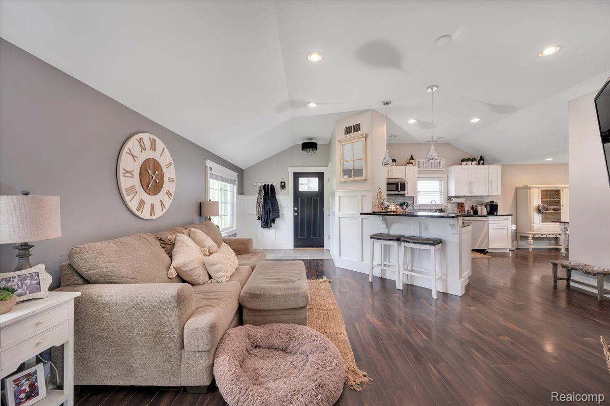 5393 Davison Road Lapeer, MI 48446 - Photo 10 of 22 High ceilings make it feel spacious