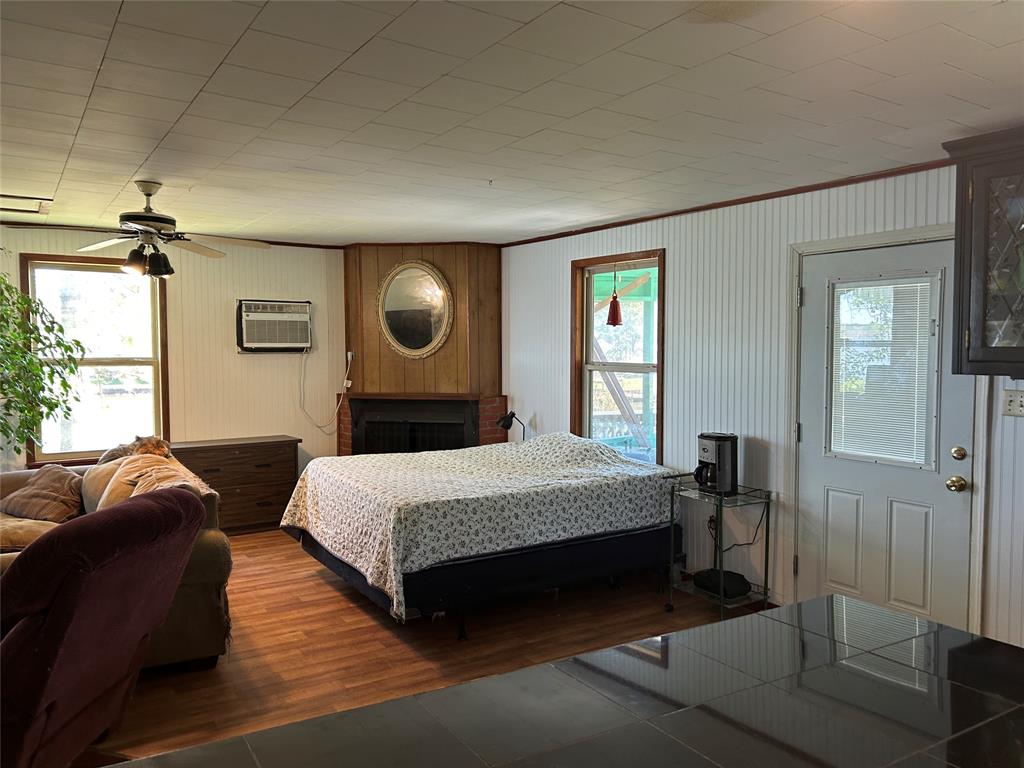 401 Ridge Row Many, LA 71449 - Photo 17 of 18 a bedroom with a bed and window