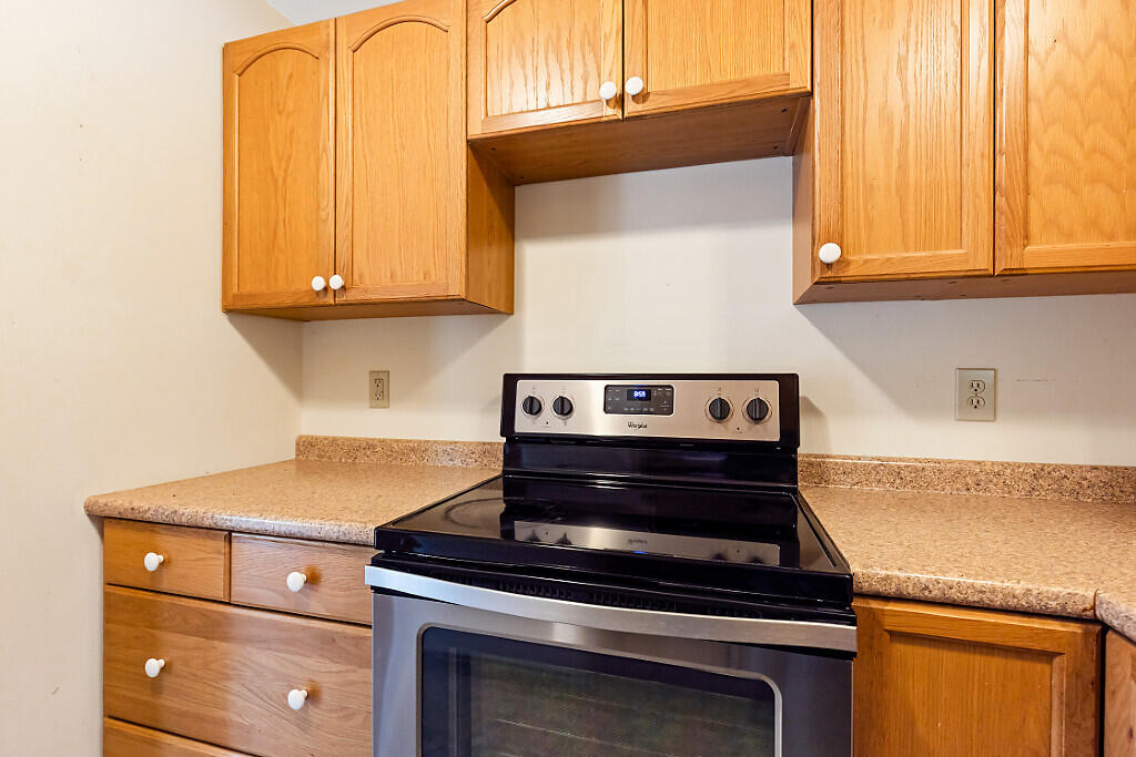 2525 West River Road Sidney, ME 04330 - Photo 23 of 41 Apartment kitchen