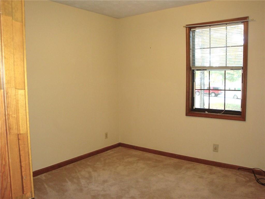 568 Russell Road Lawrenceville, GA 30043 - Photo 11 of 20 an empty room with a window