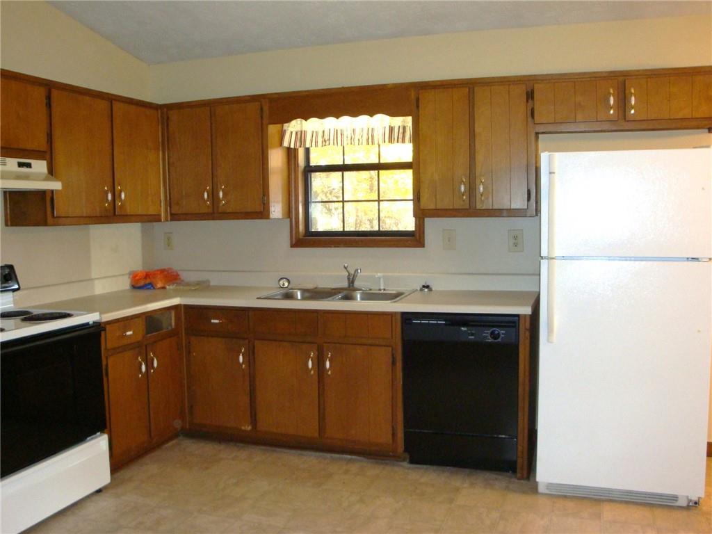 568 Russell Road Lawrenceville, GA 30043 - Photo 4 of 20 a kitchen with a window a sink and a stove