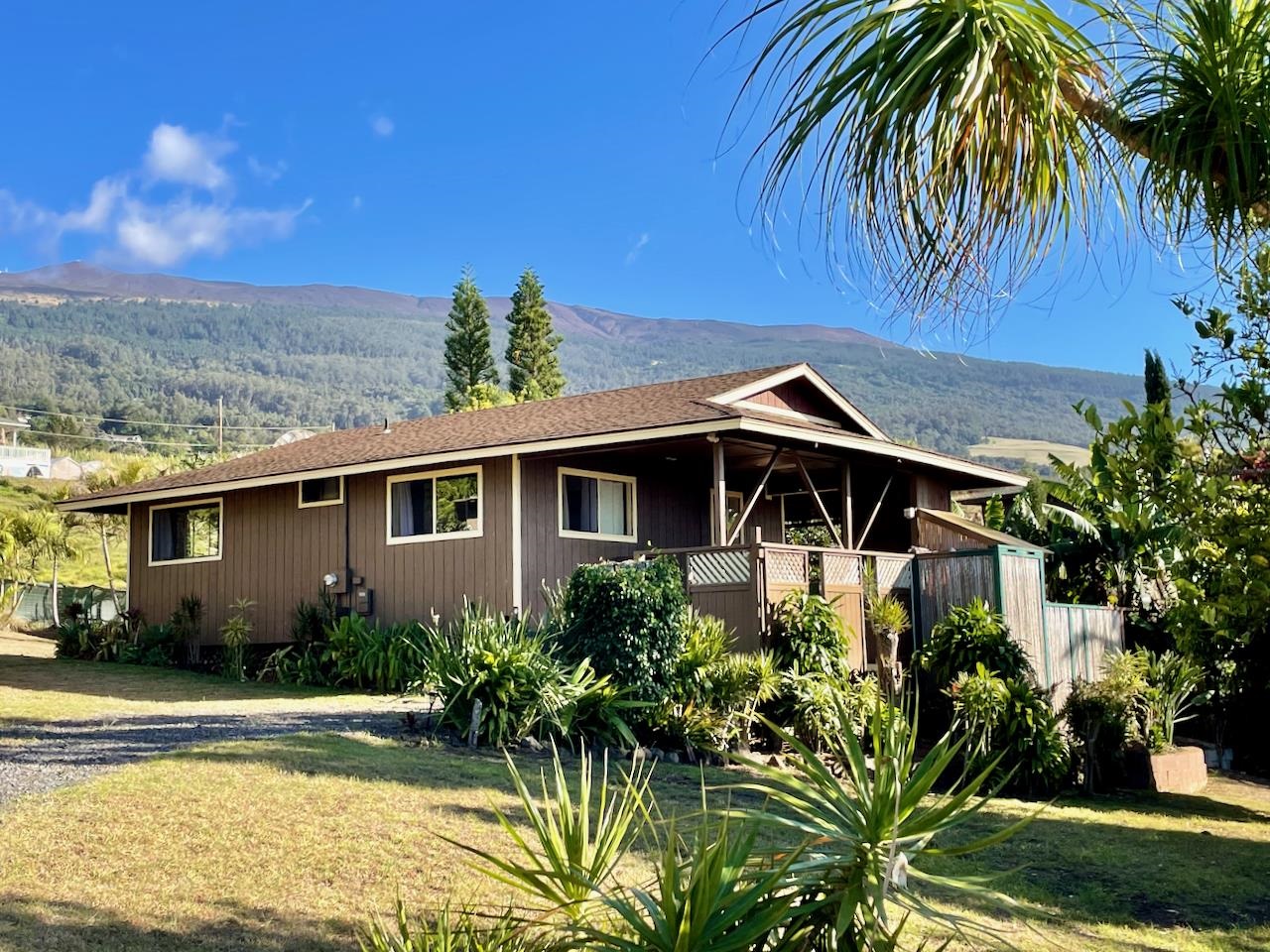 77 Kahoea Place Kula, HI 96790 - Photo 39 of 44 a front view of a house with garden
