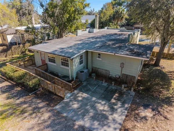 a view of a house with backyard