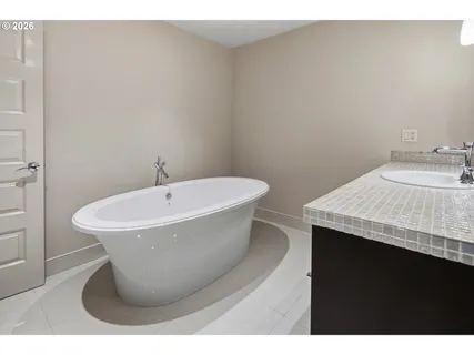 $1,750,000 | 8008 Southeast Evergreen Highway, Vancouver, WA 98664