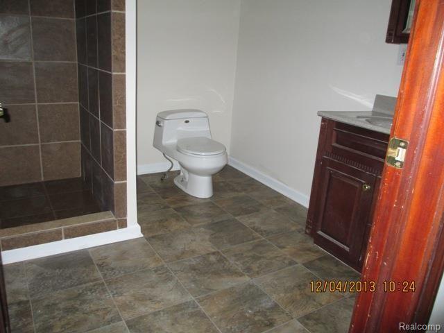 47575 Shelby Road Utica, MI 48317 - Photo 13 of 15 MasterBAth.jpg