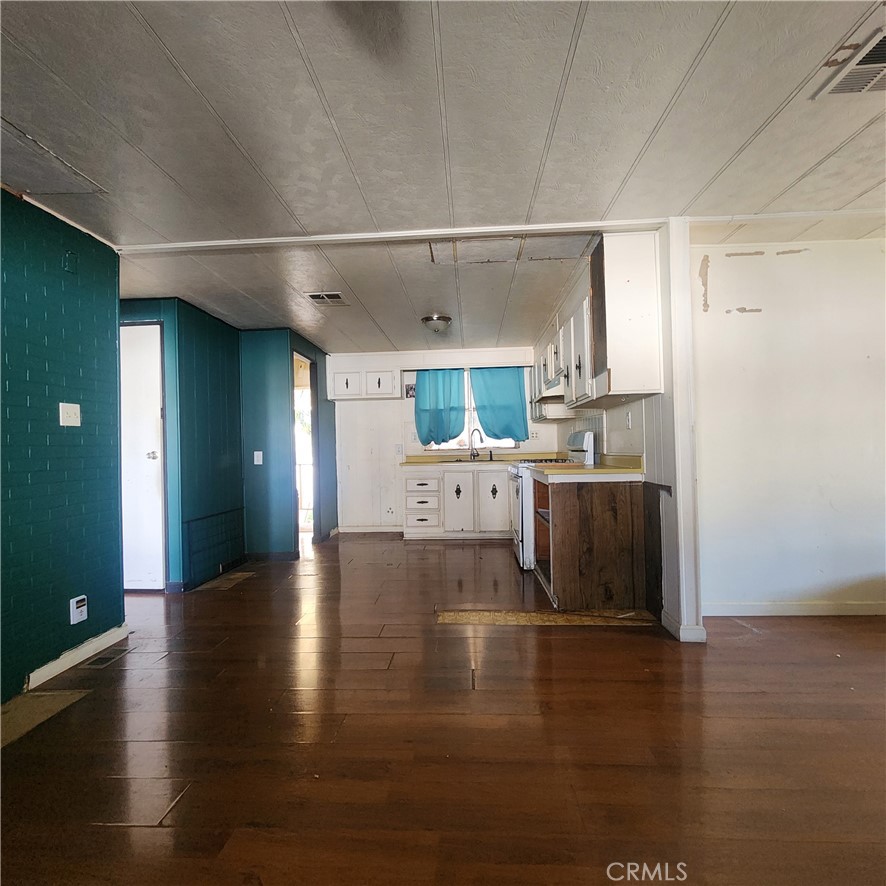 995 Pomona Road, Unit 33 Corona, CA 92882 - Photo 4 of 11