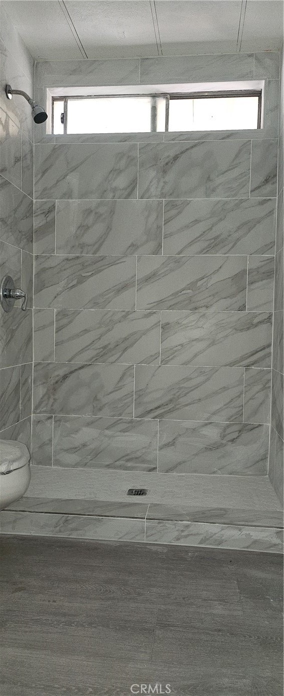 995 Pomona Road, Unit 33 Corona, CA 92882 - Photo 5 of 8 a bathroom with a bathtub