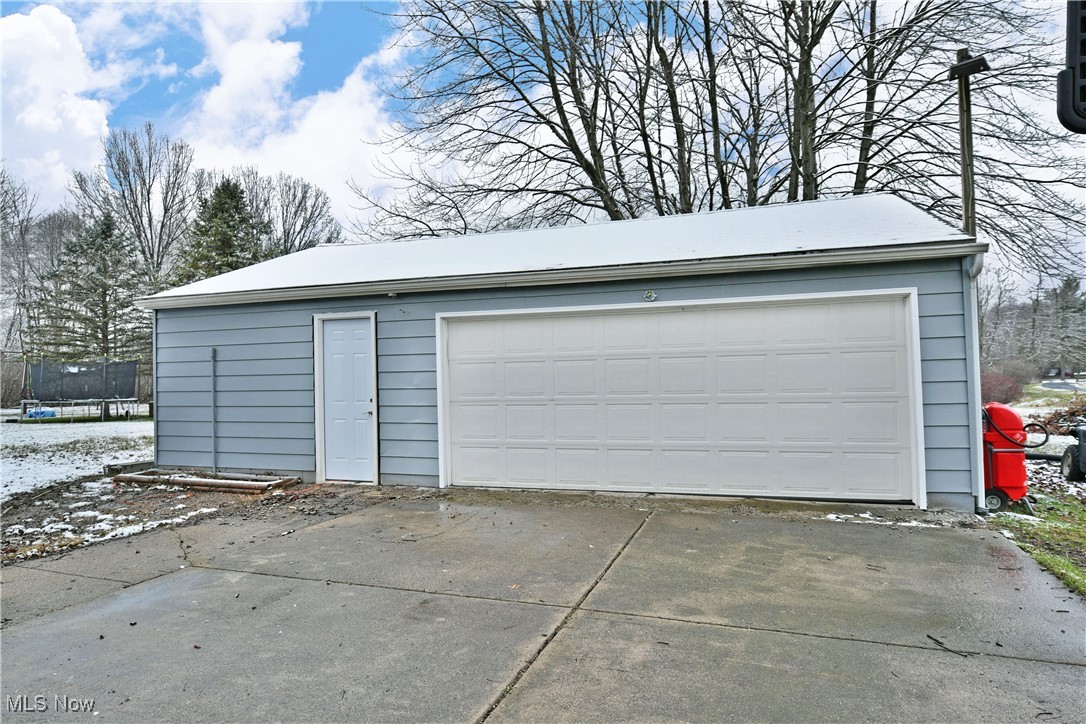 4335 Crew Hood Road Girard, OH 44420 - Photo 9 of 50 2.5 car garage