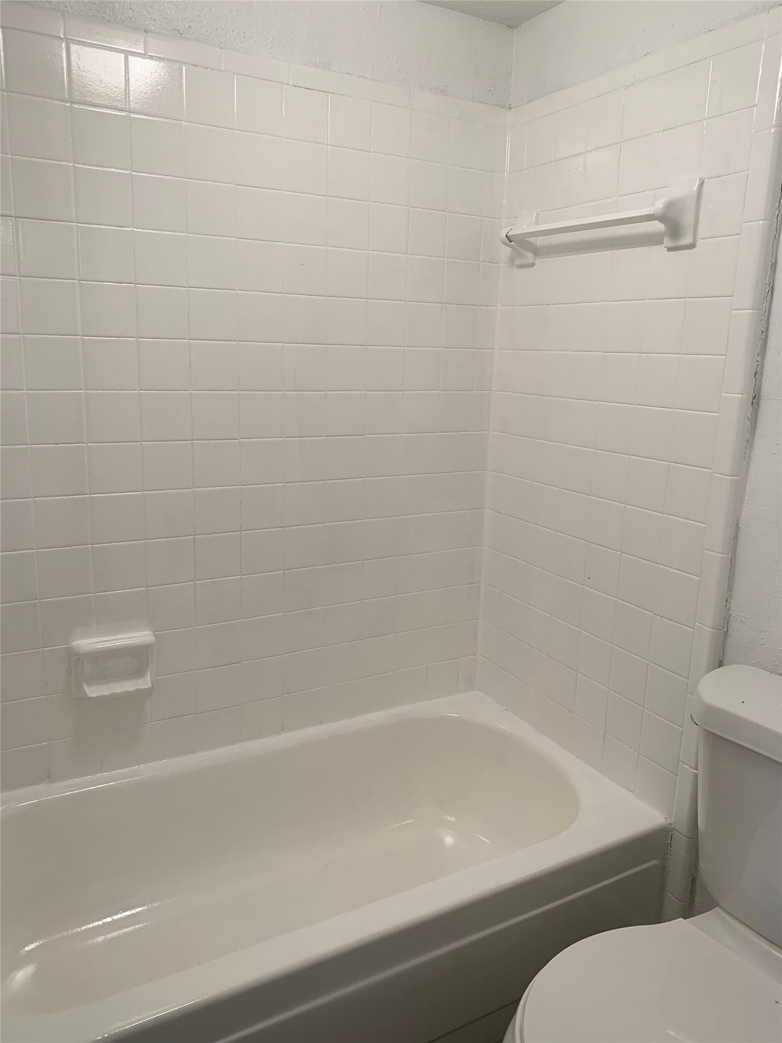 6200 West Tidwell Road, Unit 707 Houston, TX 77092 - Photo 8 of 10 a bathroom with a bathtub and toilet