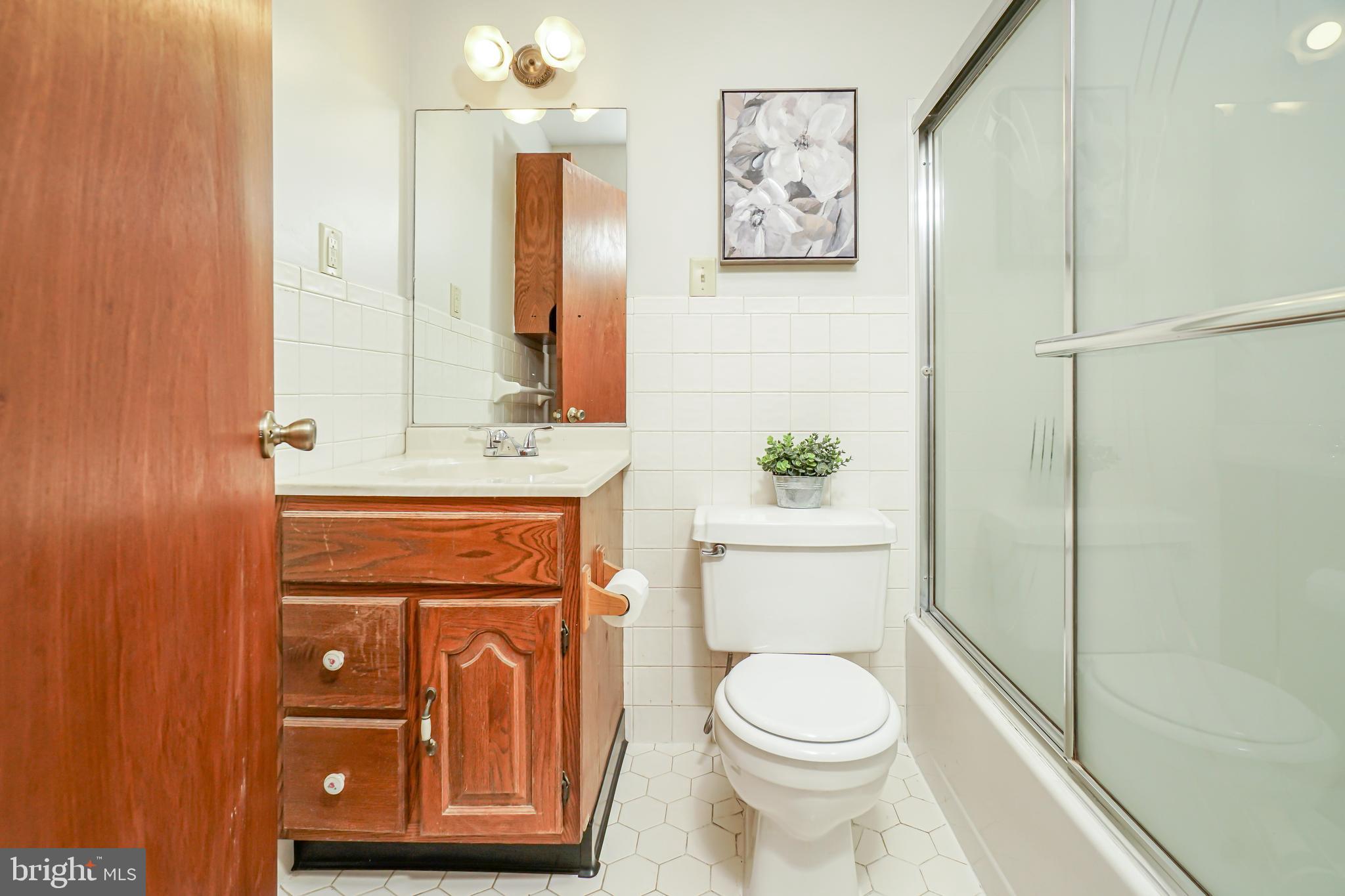 36 Christopher Road Warwick, MD 21912 - Photo 16 of 22 Spacious hall bath