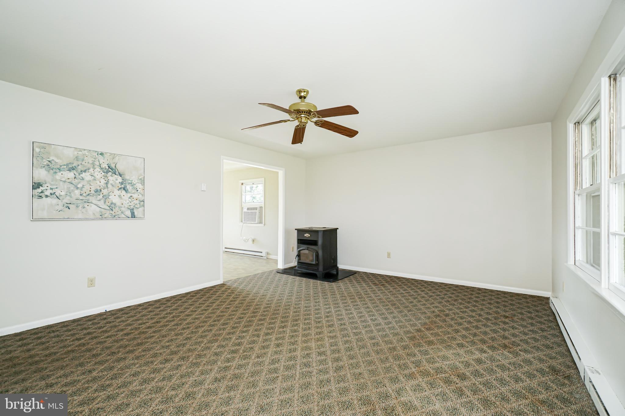 36 Christopher Road Warwick, MD 21912 - Photo 4 of 22 Cozy living room with pellet stove