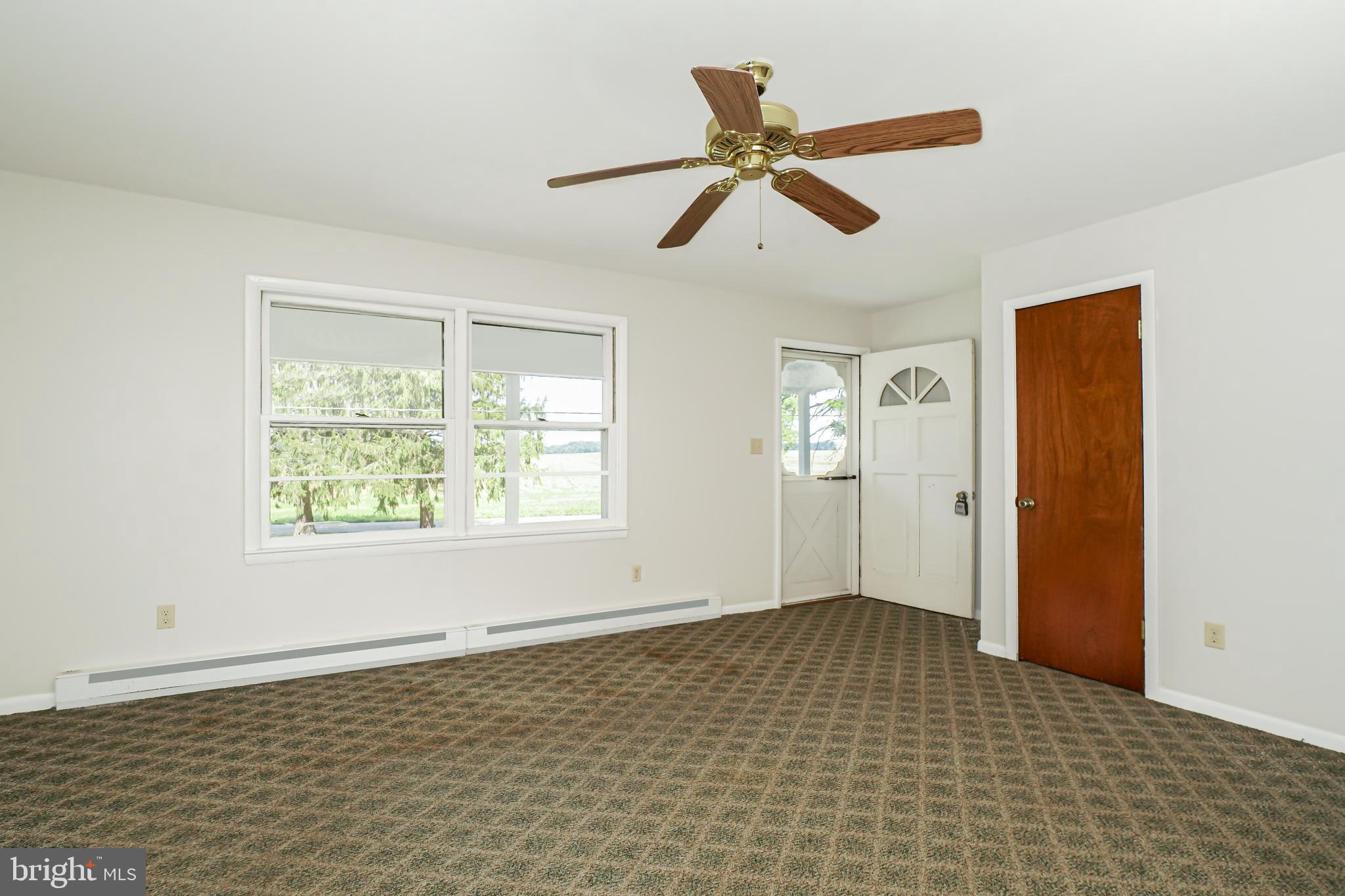 36 Christopher Road Warwick, MD 21912 - Photo 5 of 22 Spacious living room