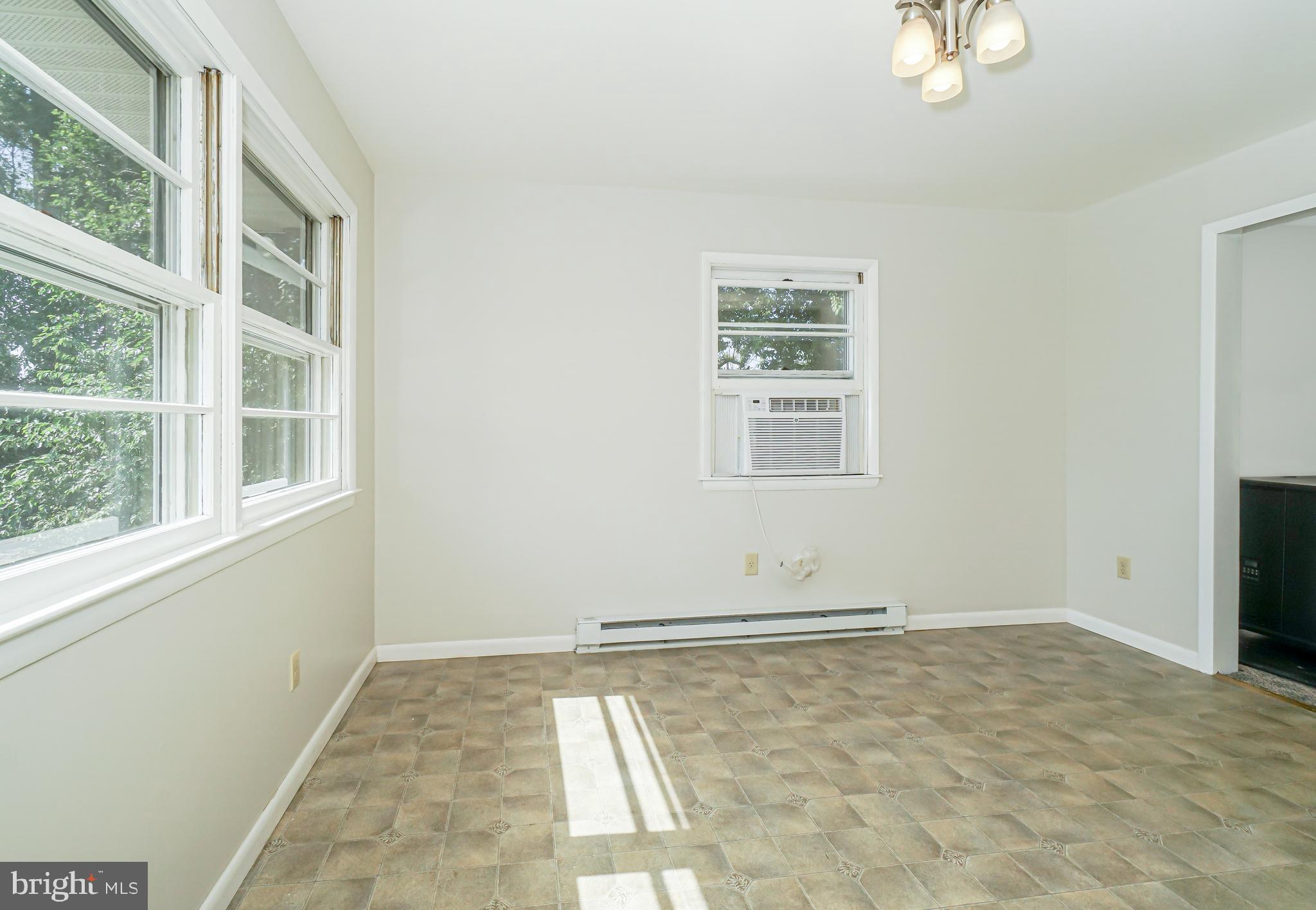 36 Christopher Road Warwick, MD 21912 - Photo 9 of 22 Dining area off kitchen