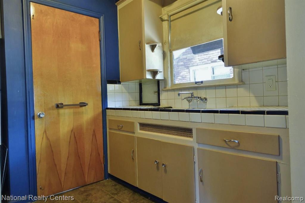 24130 Ross Street Dearborn, MI 48124 - Photo 8 of 9