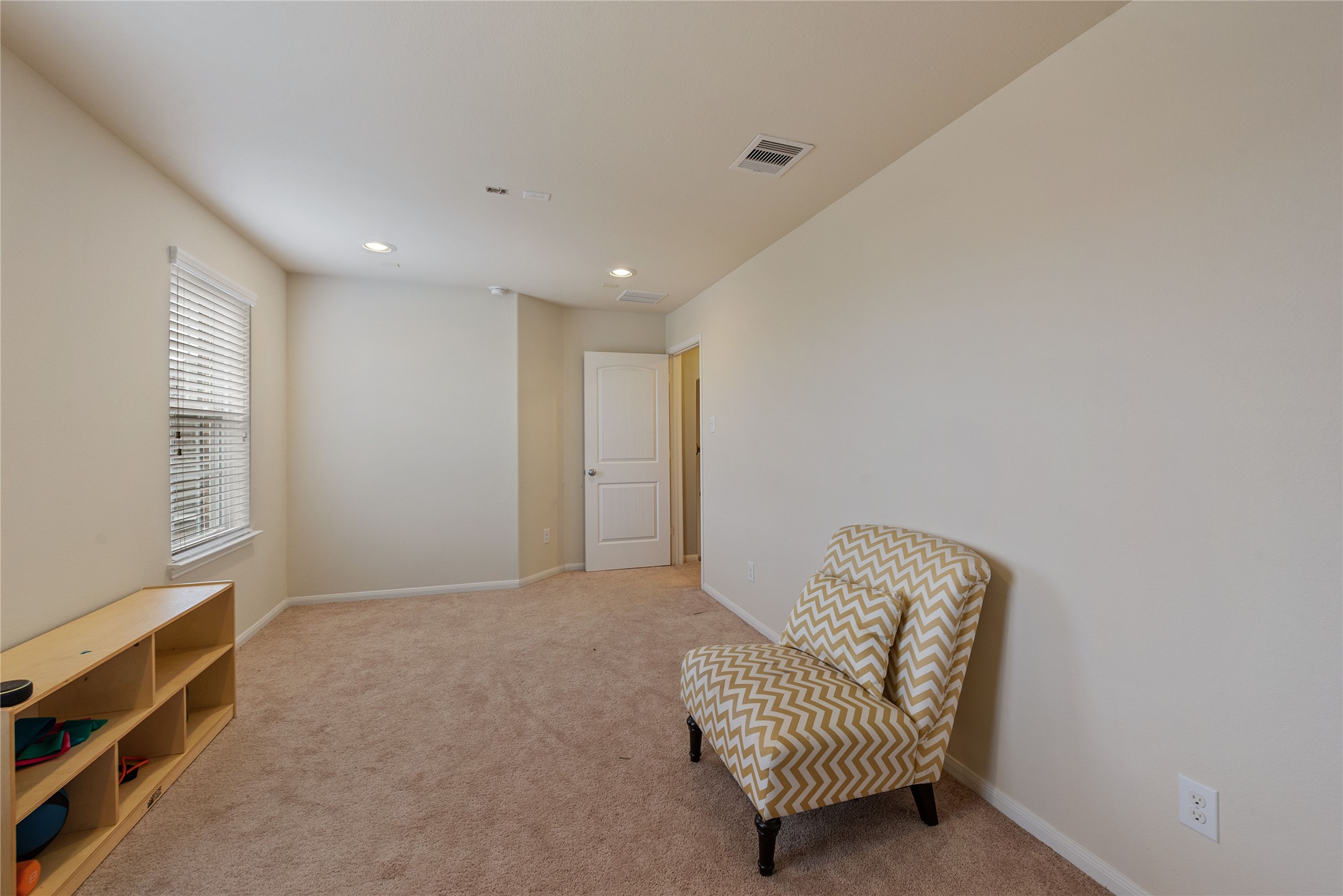 970 Jennifer Street Alvin, TX 77511 - Photo 15 of 27 a living room with furniture