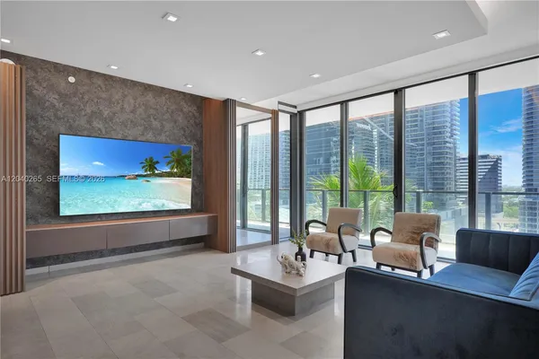 $8,500 | 68 Southeast 6th Street, Unit 1004, Miami, FL 33131