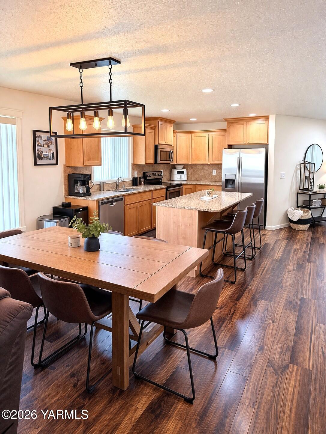 903 Cascade Avenue Moxee, WA 98936 - Photo 5 of 17 006Kitchen and dining space