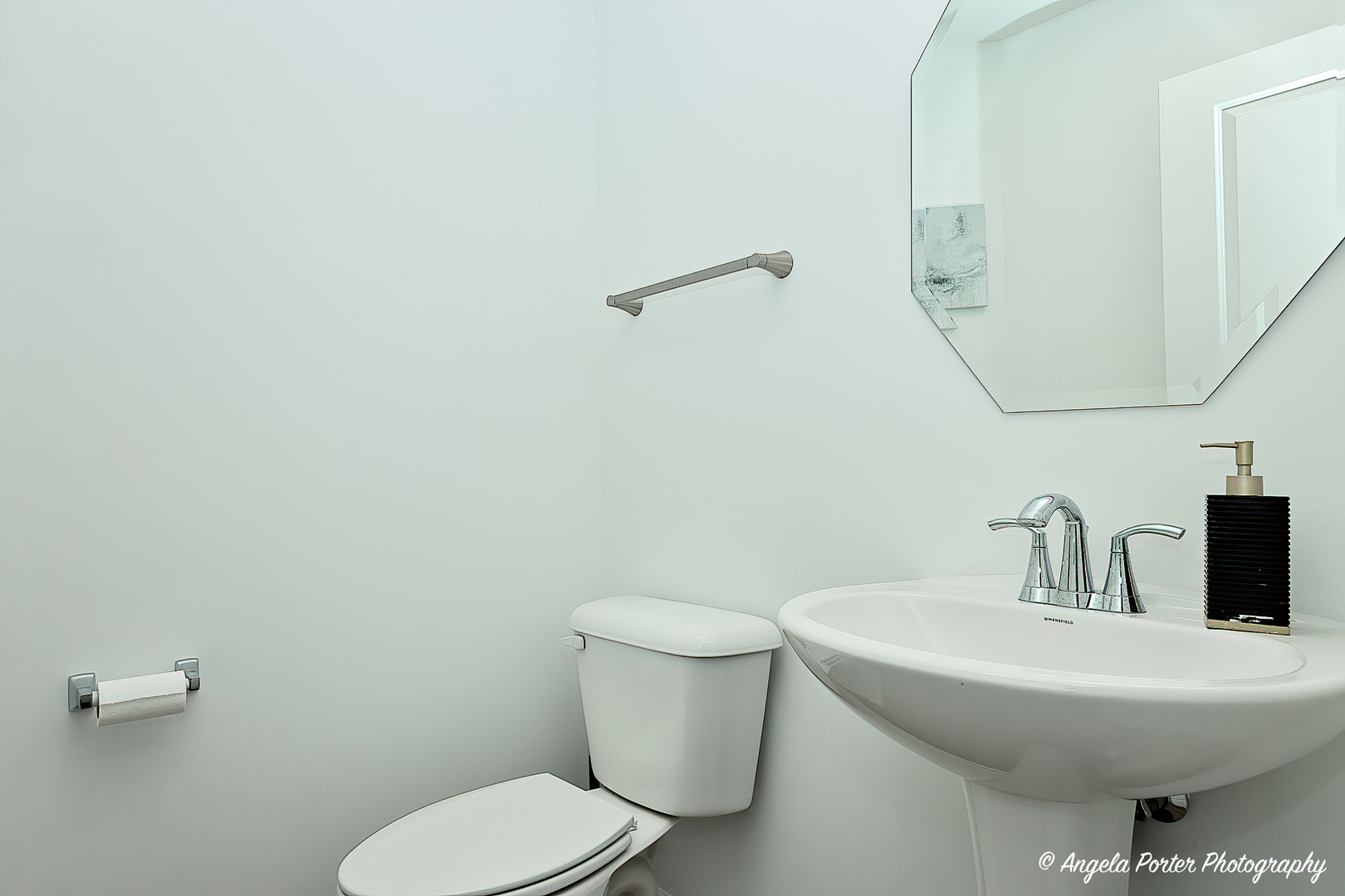 1004 Neubauer Circle Lindenhurst, IL 60046 - Photo 14 of 29 a bathroom with a sink mirror and toilet