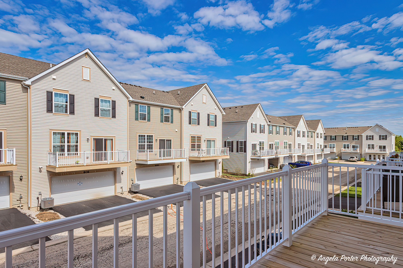 1004 Neubauer Circle Lindenhurst, IL 60046 - Photo 19 of 29 a view of a white building among the street
