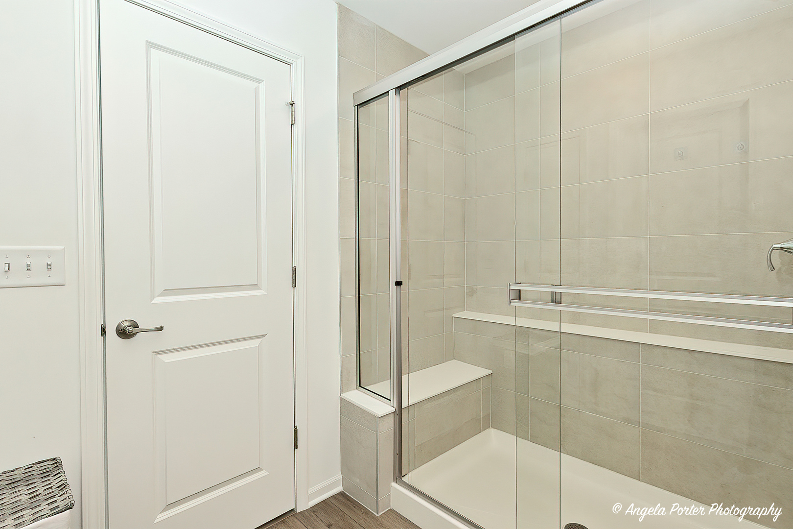 1004 Neubauer Circle Lindenhurst, IL 60046 - Photo 28 of 29 a bathroom with a glass shower door