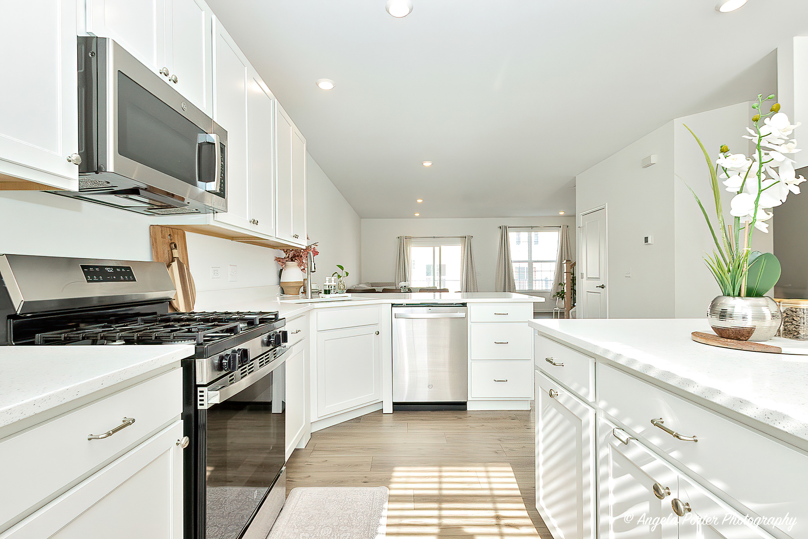 1004 Neubauer Circle Lindenhurst, IL 60046 - Photo 5 of 29 a kitchen with a stove a sink and a microwave
