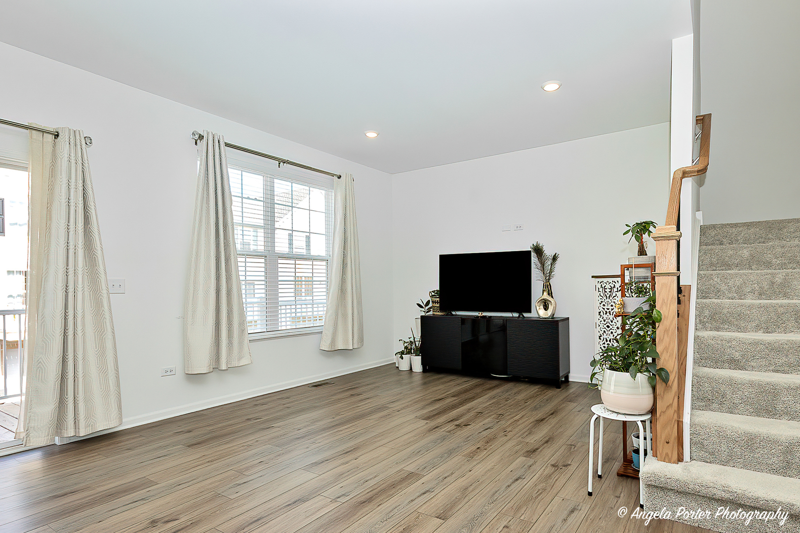 1004 Neubauer Circle Lindenhurst, IL 60046 - Photo 8 of 29 a living room with furniture wooden floor and a flat screen tv