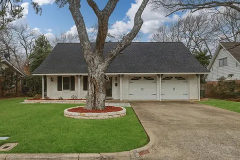 $299,000 | 806 Waggoner Drive, Arlington, TX 76013