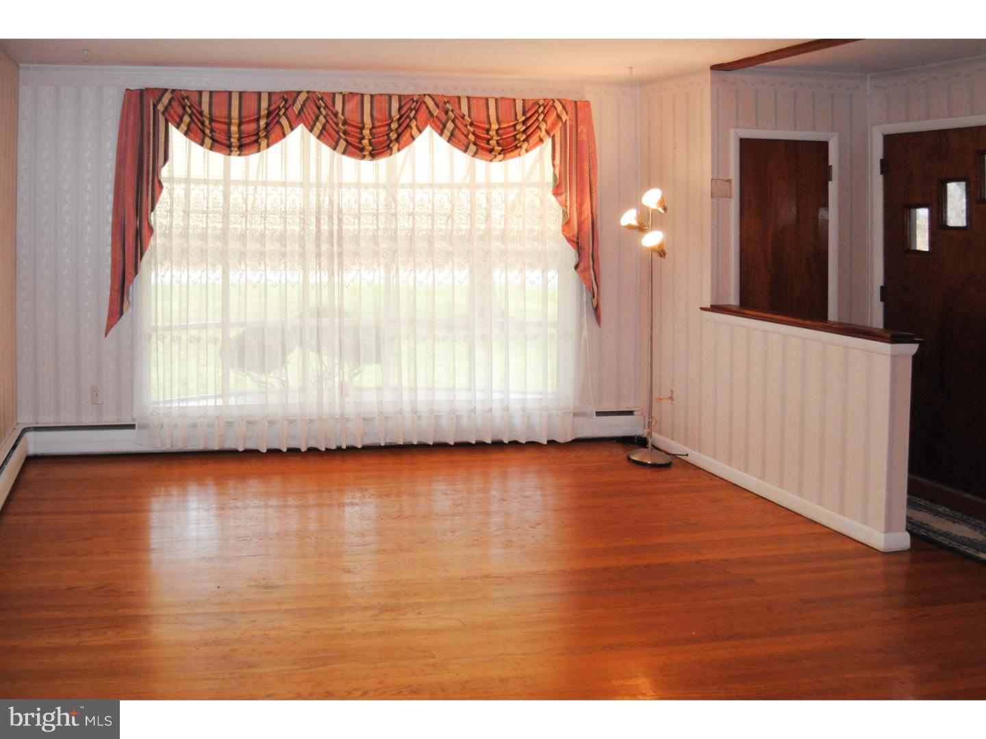 577 Byberry Road Huntingdon Valley, PA 19006 - Photo 4 of 25 Living Room