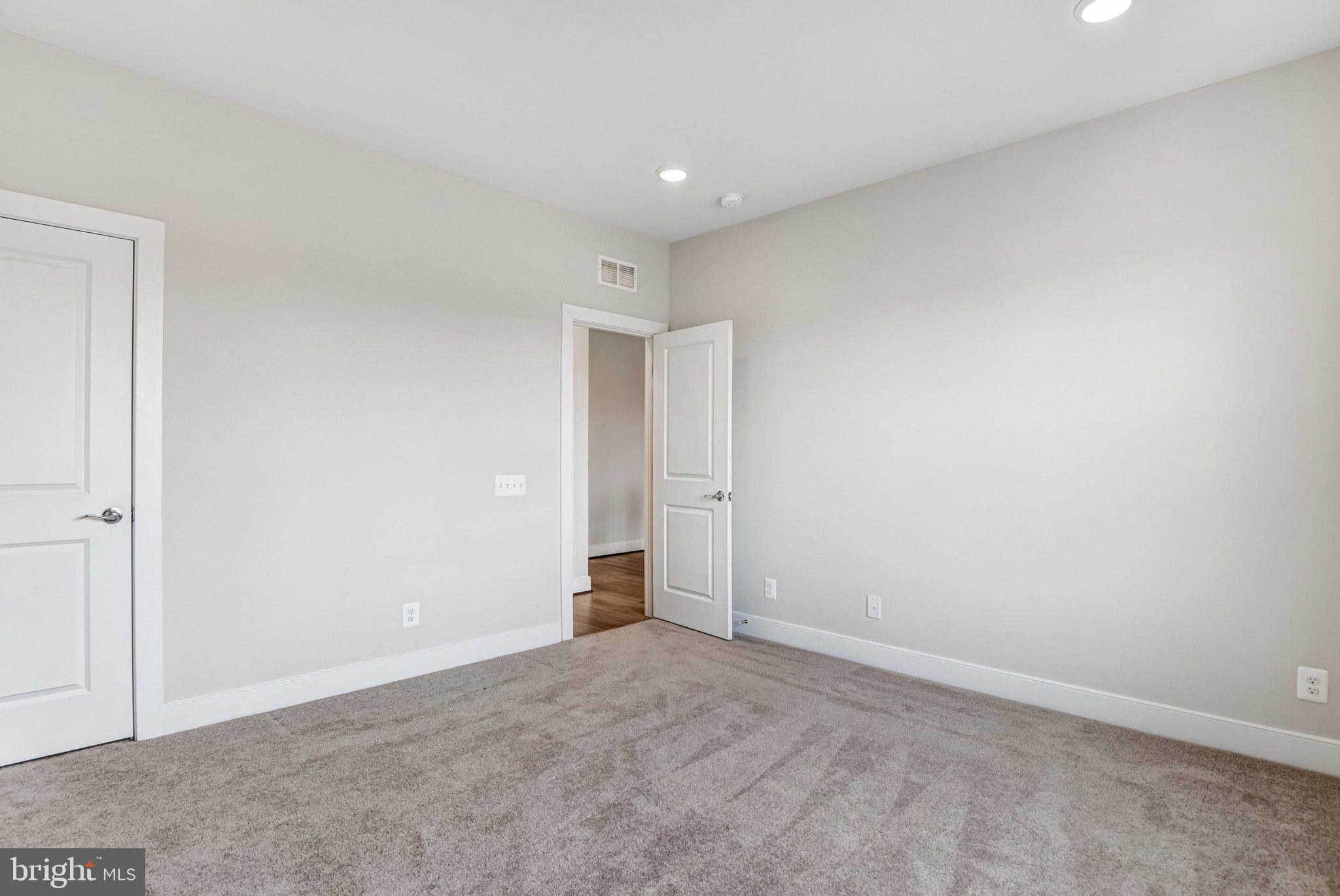 43199 Dogan Rdg Place Centreville, VA 20120 - Photo 33 of 86 Spacious, light-filled room ready for ideas.