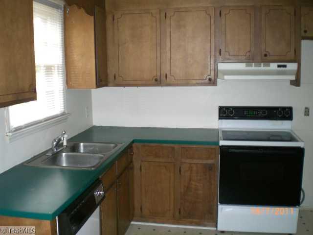 8372 Lasater Road Clemmons, NC 27012 - Photo 2 of 11 Kitchen.