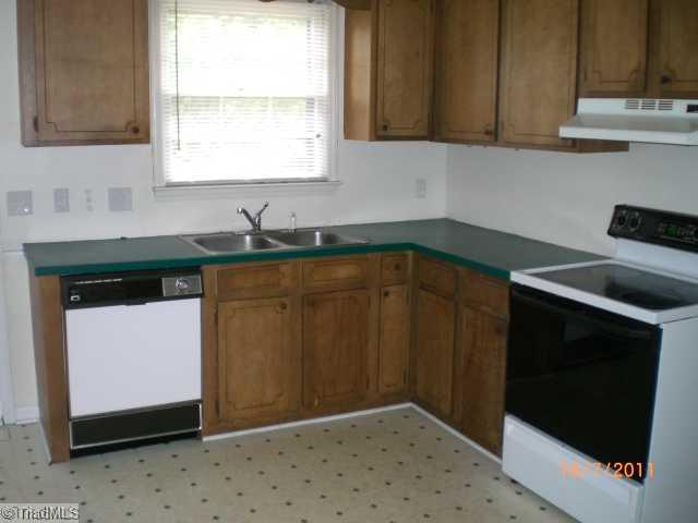 8372 Lasater Road Clemmons, NC 27012 - Photo 3 of 11 Kitchen.