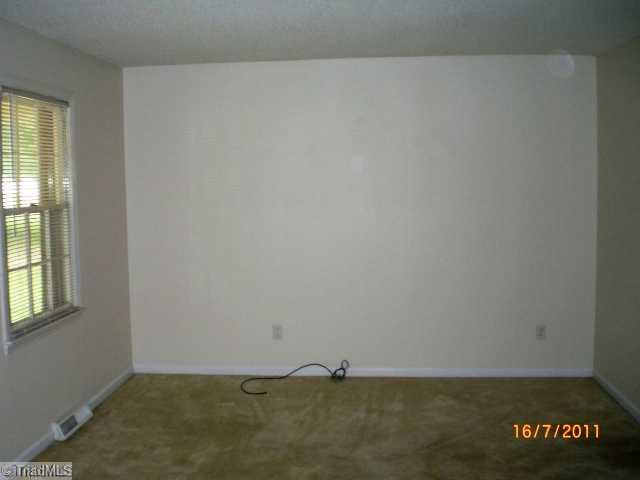 8372 Lasater Road Clemmons, NC 27012 - Photo 5 of 11 Living Room.
