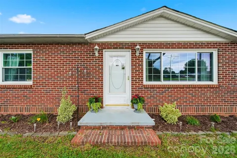 $259,900 | 3526 16th Street Northeast, Hickory, NC 28601