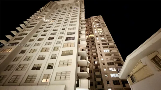 $1,900 | 2750 Northeast 183rd Street, Unit 906, Aventura, FL 33160