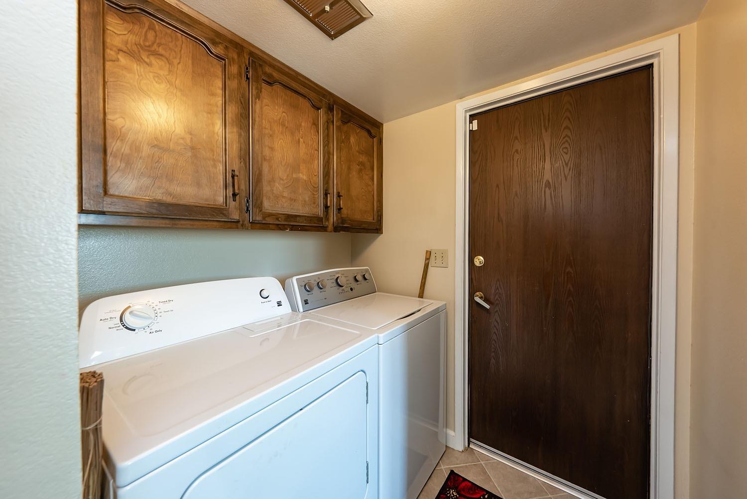 653 Meadow Lane Lemoore, CA 93245 - Photo 15 of 43 a utility room with dryer and washer