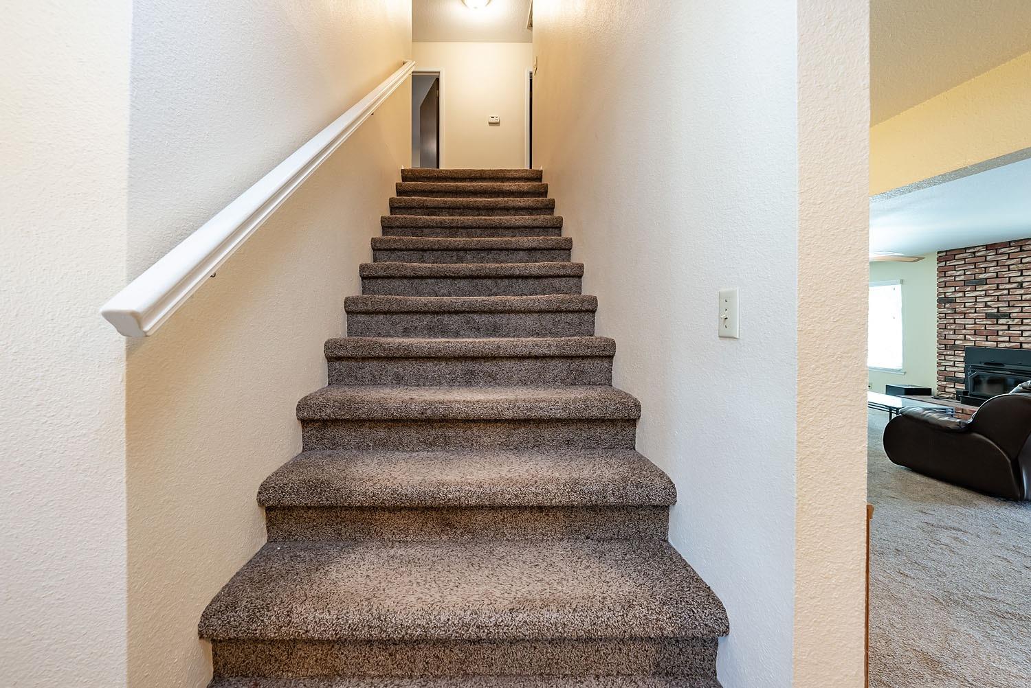 653 Meadow Lane Lemoore, CA 93245 - Photo 17 of 43 a view of entryway
