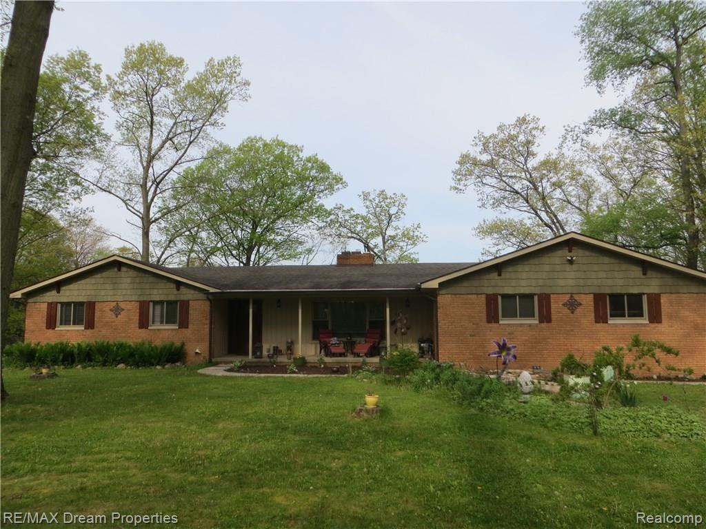 7095 Colonial Way Howell, MI 48855 - Photo 4 of 61 011.JPG