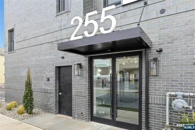 $2,300 | 255 Ridge Road, Unit 205, Lyndhurst, NJ 07071