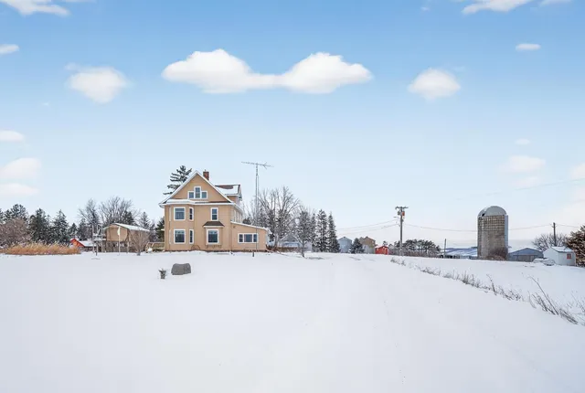 $425,000 | 13331 40th Street Southeast, Eyota, MN 55934