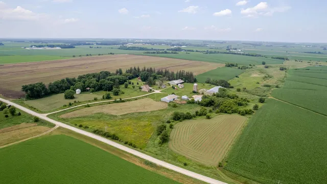 $425,000 | 13331 40th Street Southeast, Eyota, MN 55934