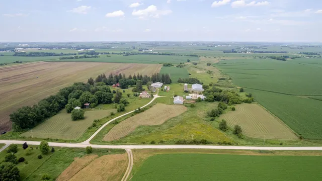 $425,000 | 13331 40th Street Southeast, Eyota, MN 55934