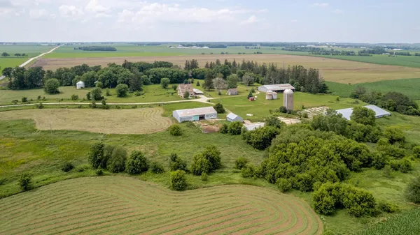 $425,000 | 13331 40th Street Southeast, Eyota, MN 55934