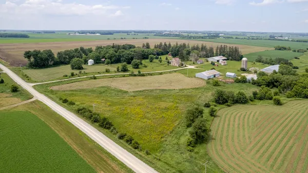 $425,000 | 13331 40th Street Southeast, Eyota, MN 55934