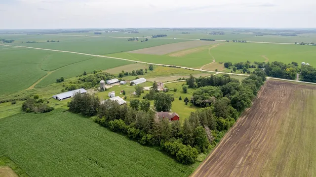 $425,000 | 13331 40th Street Southeast, Eyota, MN 55934