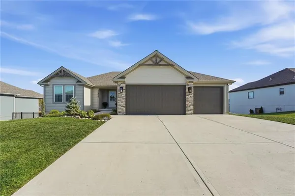 $525,000 | 11827 North Manning Avenue, Kansas City, MO 64157